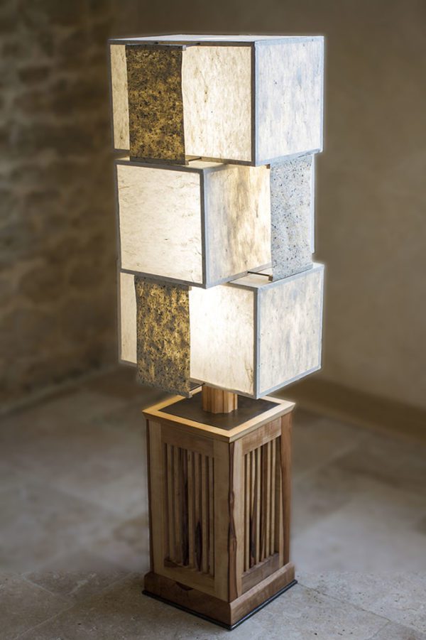 Lampe Komorebi - bois de cormier, acier et papiers washi, par l'Atelier Villard (sélectionnée au Concours Ateliers d'Art de France 2019).