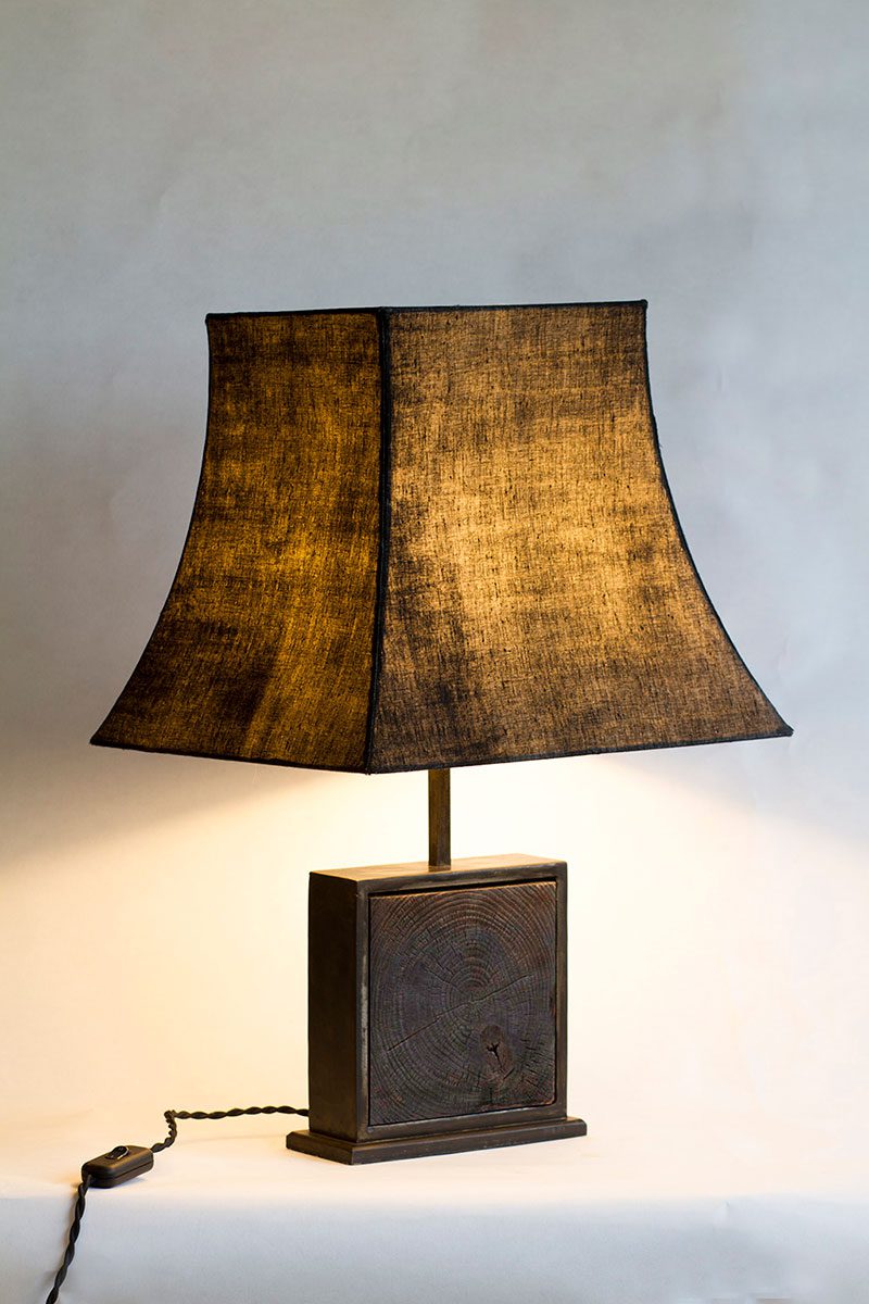 Lampe Hashira 柱 kurai 暗い - Bois brûlé, acier, tissus nani IRO, par l'Atelier Villard.