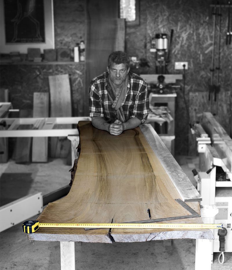 villard_atelier_noyer_small Villard, ébéniste artisan d'art, dans son atelier normand.