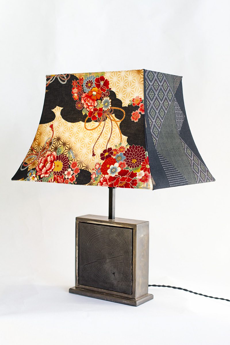 Lampe Hashira Seijin No Hi 成人の日 - Bois brûlé, acier, tissus japonais traditionnels, par l'Atelier Villard.