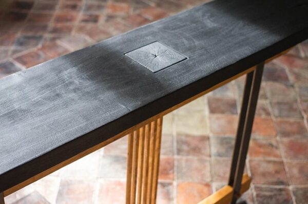 Console artisanale Shintô 神道 en merisier, acier patiné/ciré et plateau en bois brulé Shou Sugi Ban.