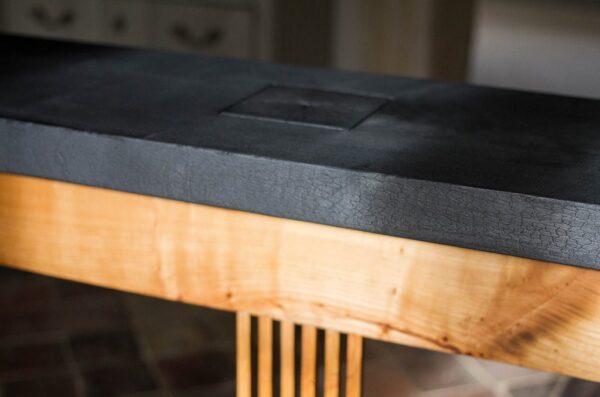 Console artisanale Shintô 神道 en merisier, acier patiné/ciré et plateau en bois brulé Shou Sugi Ban.