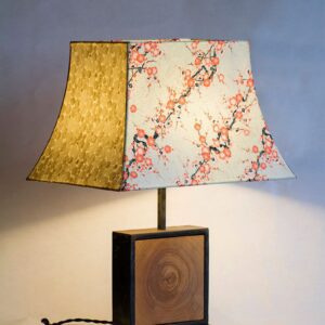 Lampe collection artisanale Hashira 柱, modèle Cerisier en fleurs, bois merisier brut et papier japonais washi, par l'Atelier Villard, ébéniste artisan d'art.