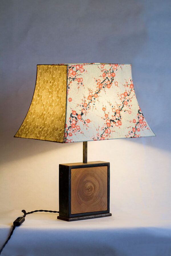 Lampe collection artisanale Hashira 柱, modèle Cerisier en fleurs, bois merisier brut et papier japonais washi, par l'Atelier Villard, ébéniste artisan d'art.
