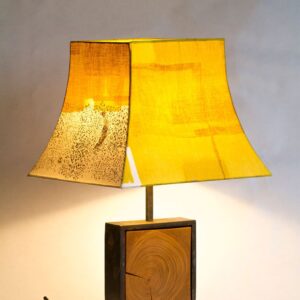 Lampe collection artisanale Hashira 柱, modèle Fleurs sauvages, bois merisier brut et tissus japonais nani IRO, par l'Atelier Villard, ébéniste artisan d'art.