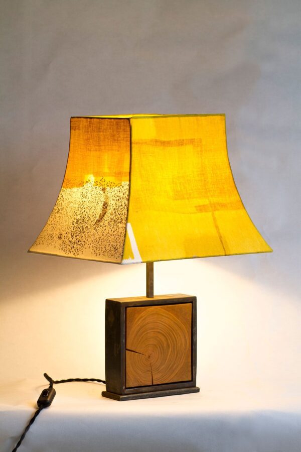 Lampe collection artisanale Hashira 柱, modèle Fleurs sauvages, bois merisier brut et tissus japonais nani IRO, par l'Atelier Villard, ébéniste artisan d'art.