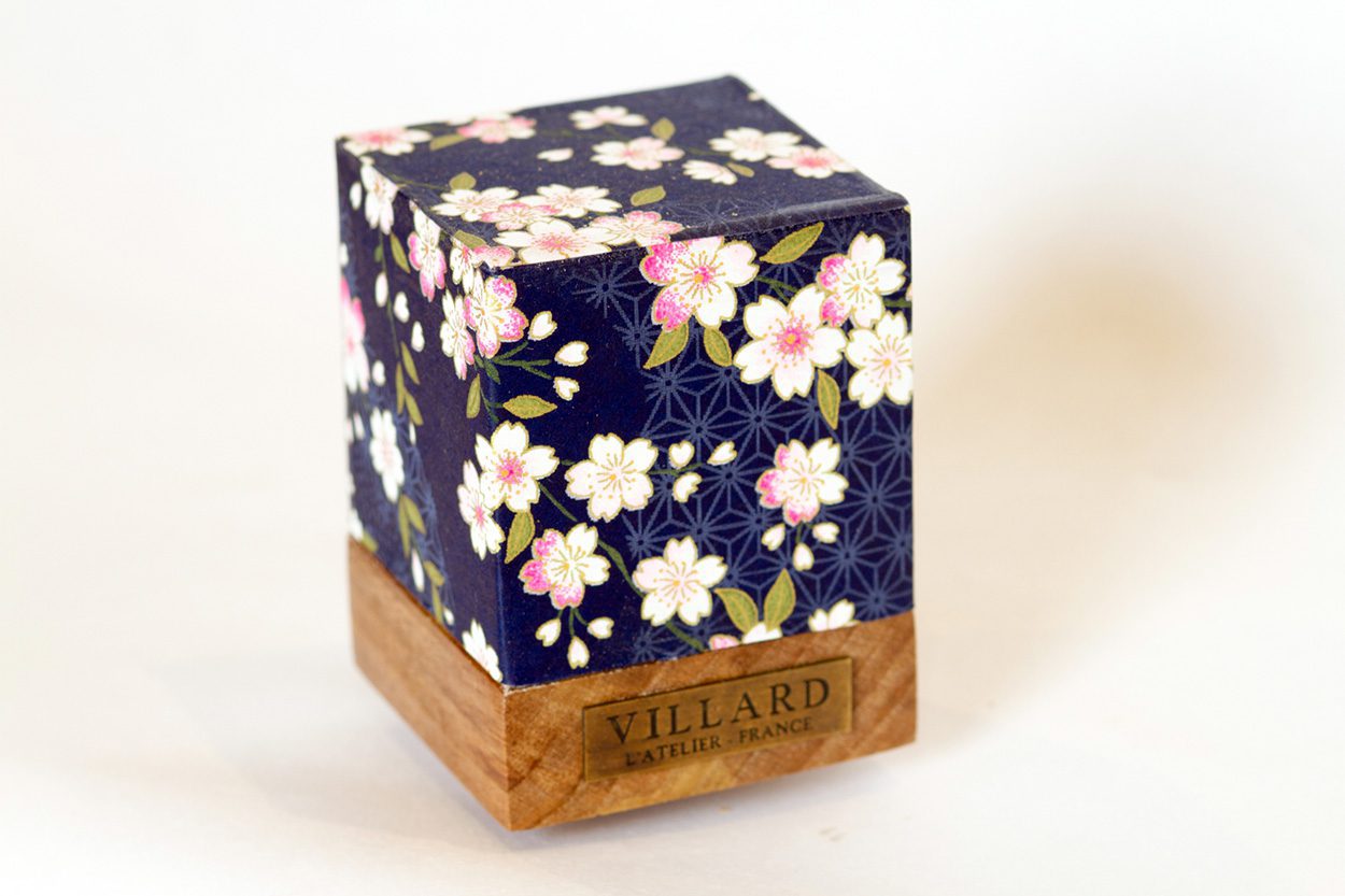 Le P'tit Villard, photophore artisanal à bougie LED en bois local et papiers japonais, par l'Atelier Villard.