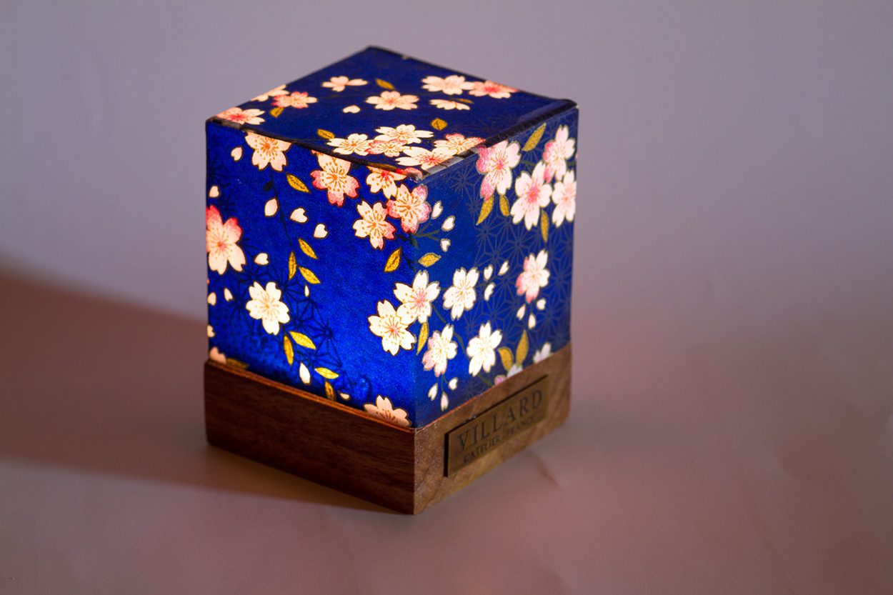 Le P'tit Villard, photophore artisanal à bougie LED en bois local et papiers japonais, par l'Atelier Villard.