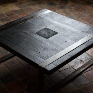Table basse Yuugen 幽玄, bois brûlé et acier (ici dans la version patinée et cirée), par l'Atelier Villard.