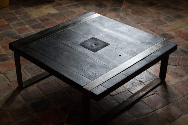 Table basse Yuugen 幽玄, bois brûlé et acier (ici dans la version patinée et cirée), par l'Atelier Villard, ébéniste artisan d'art.