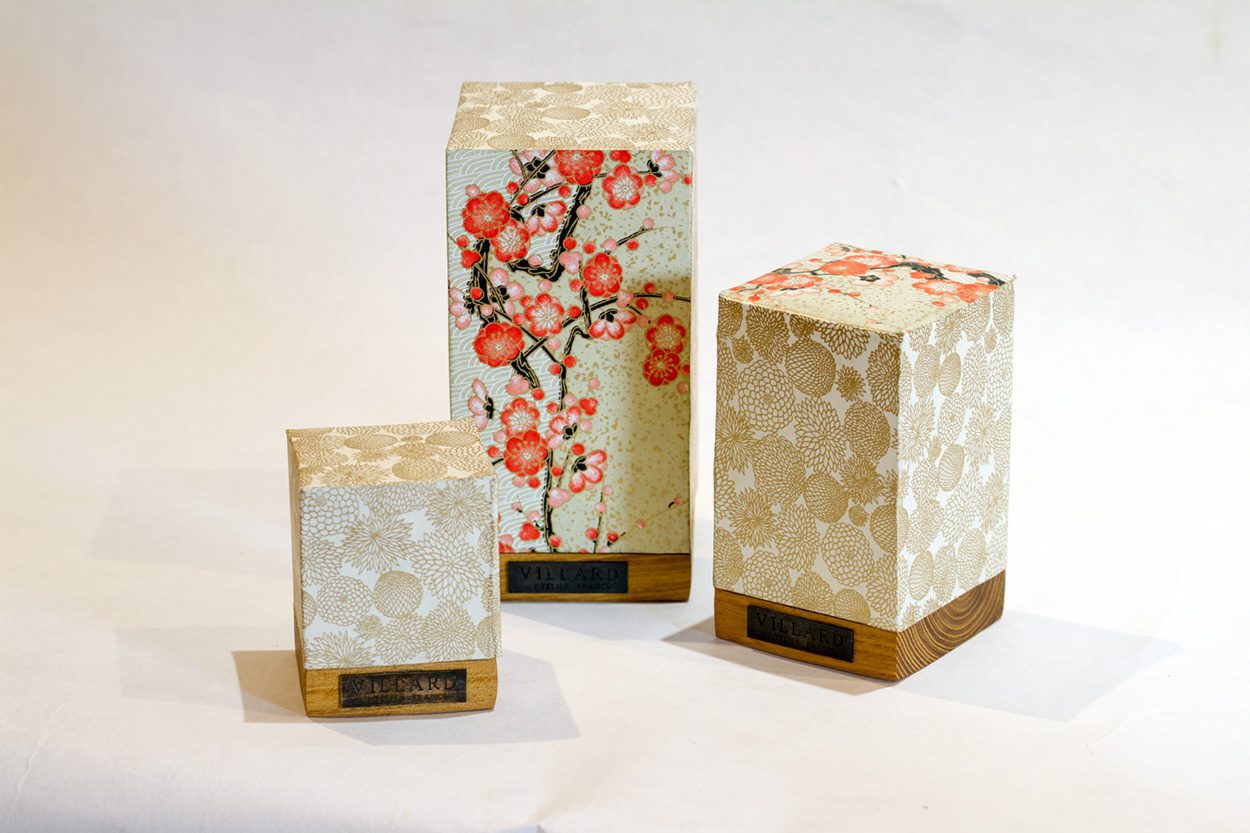 Le P'tit Villard, photophore artisanal à bougie LED en bois local et papiers japonais, par l'Atelier Villard.