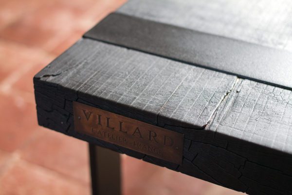 Table basse Yuugen 幽玄, bois brûlé et acier (ici dans la version thermolaquage noir mat), par l'Atelier Villard.