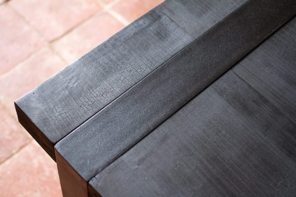Table basse Yuugen 幽玄, bois brûlé et acier (ici dans la version thermolaquage noir mat), par l'Atelier Villard.