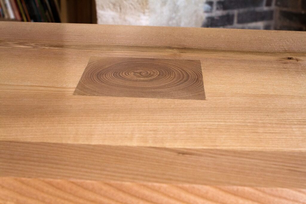 Console artisanale Shintô 神道 en frêne, par l'Atelier Villard.