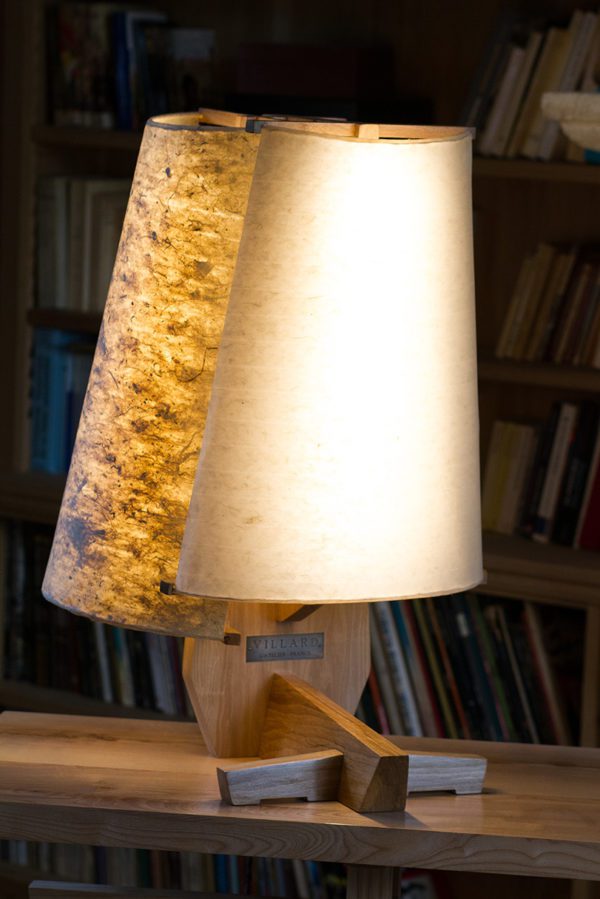 Objet lumineux "Je te salue vieil ocean" par l'Atelier Villard, noyer et papiers washi.