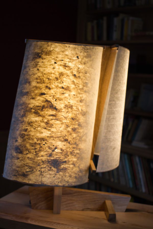 Objet lumineux "Je te salue vieil ocean" par l'Atelier Villard, noyer et papiers washi.