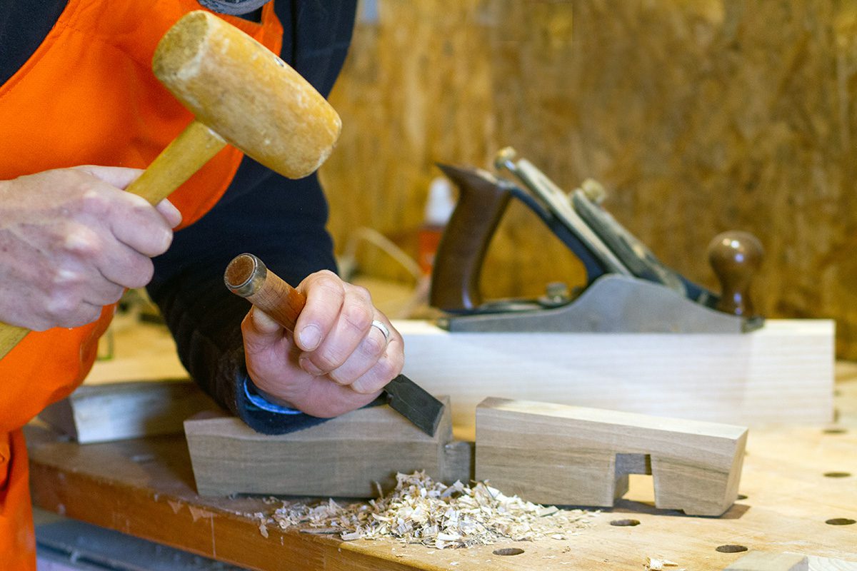 Travail au ciseau à bois à l'Atelier Villard