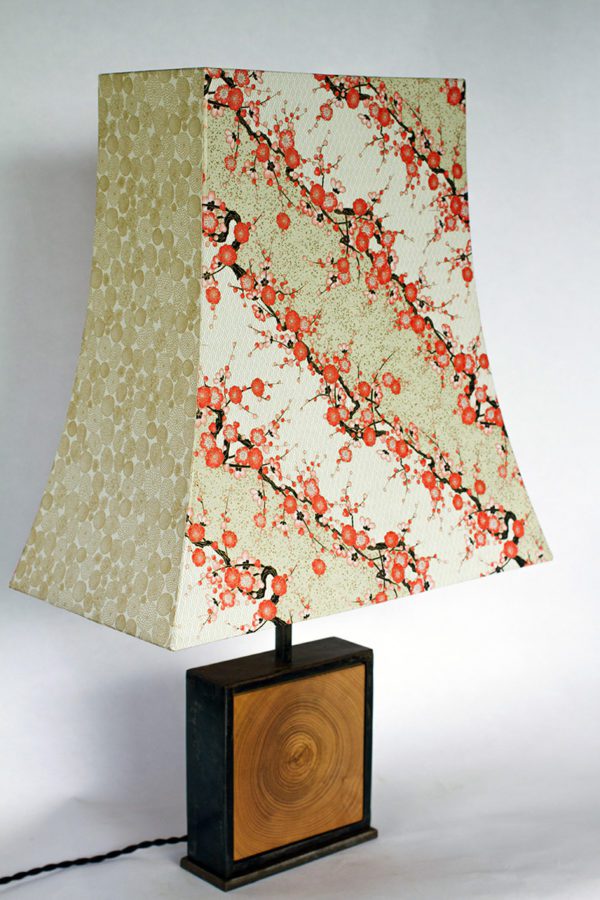 Lampe Hashira 柱 haute, Cerisiers en fleurs - merisier, acier, papiers japonais chiyogami, par l'Atelier Villard.