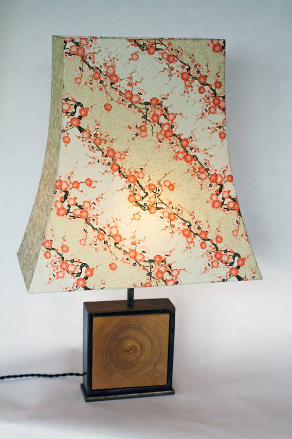 Lampe Hashira 柱 haute, Cerisiers en fleurs - merisier, acier, papiers japonais chiyogami, par l'Atelier Villard.
