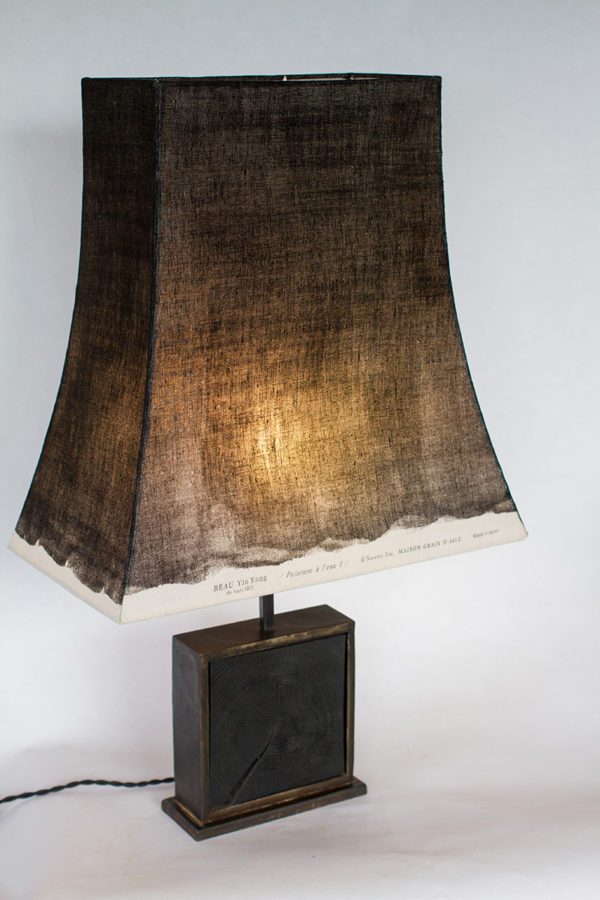 Lampe Hashira 柱 haute, kurai 暗い - Bois brûlé, acier, tissus nani IRO, par l'Atelier Villard.