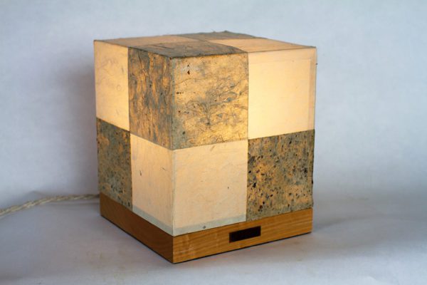 Lanterne Andon 行灯 en papiers washi traditionnels, par l'Atelier Villard.