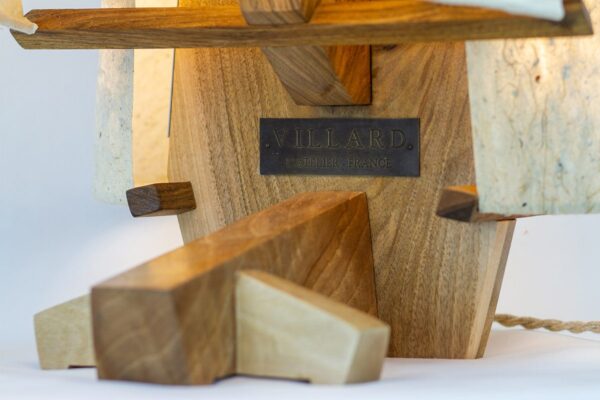 Objet lumineux "Je te salue vieil ocean", noyer et papiers washi, éclairage LED, lauréat du Concours Fibois Normandie 2024 catégorie Professionnels, par l'Atelier Villard, ébéniste artisan d'art.