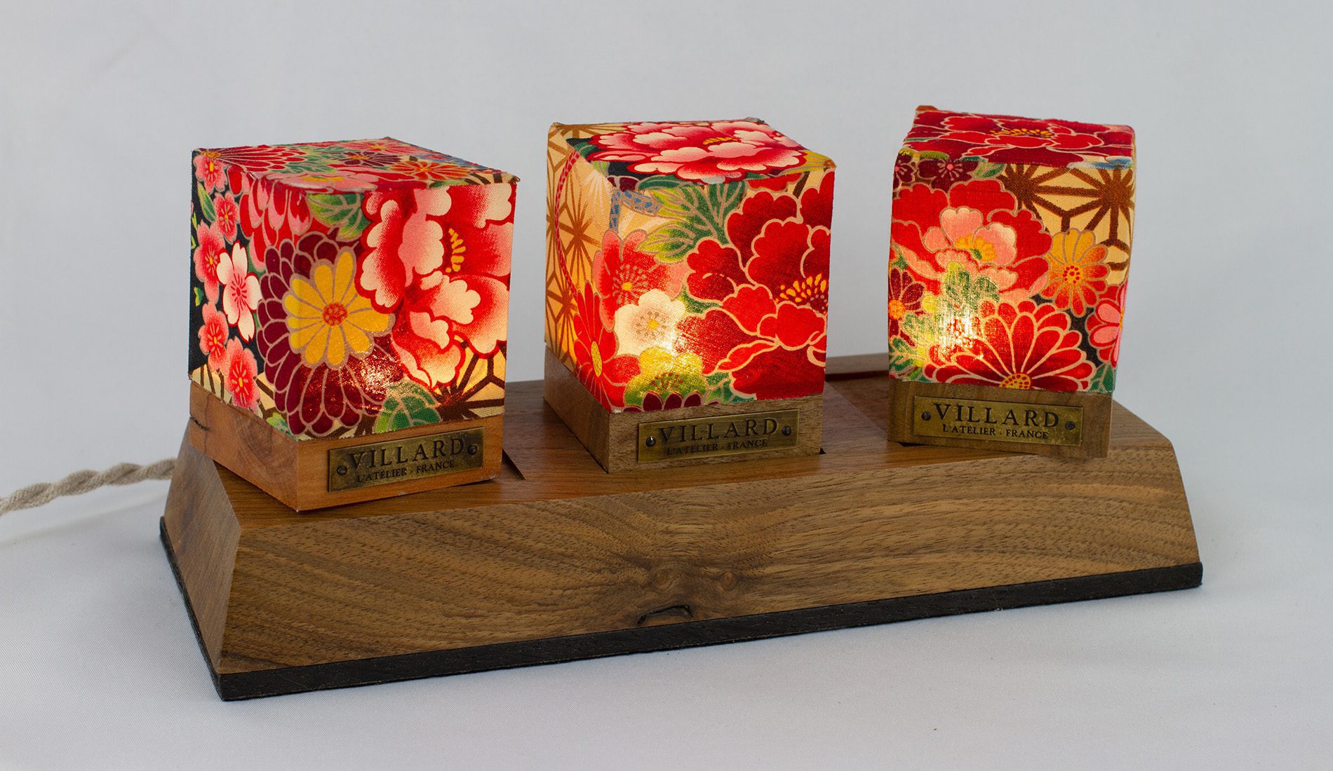 Le P'tit Villard, photophore artisanal à bougie LED en bois local et papiers japonais, par l'Atelier Villard.