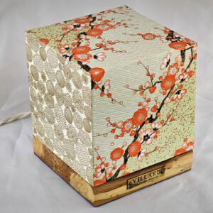 Le cube Villard Sakuranohana, lanterne électrique par l'Atelier Villard