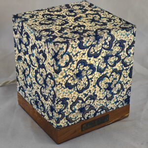 Le cube Villard Uzumi, lanterne électrique par l'Atelier Villard