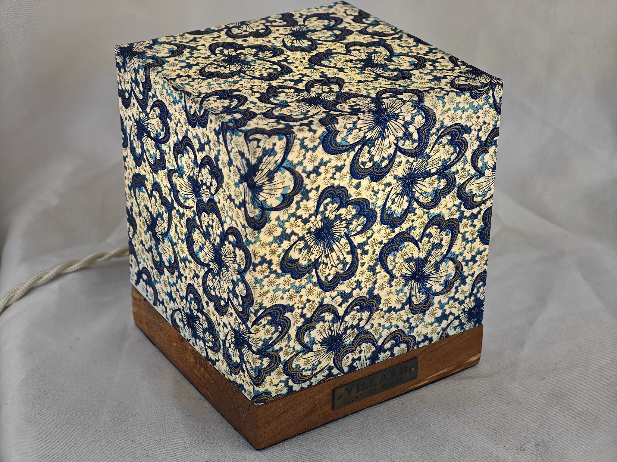 Le cube Villard Uzumi, lanterne électrique par l'Atelier Villard