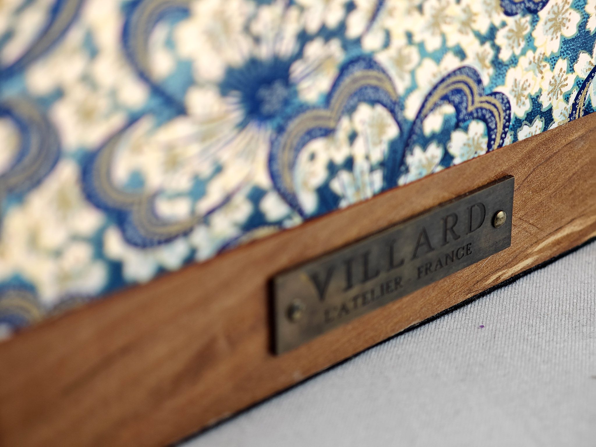 Le cube Villard Uzumi, lanterne électrique par l'Atelier Villard