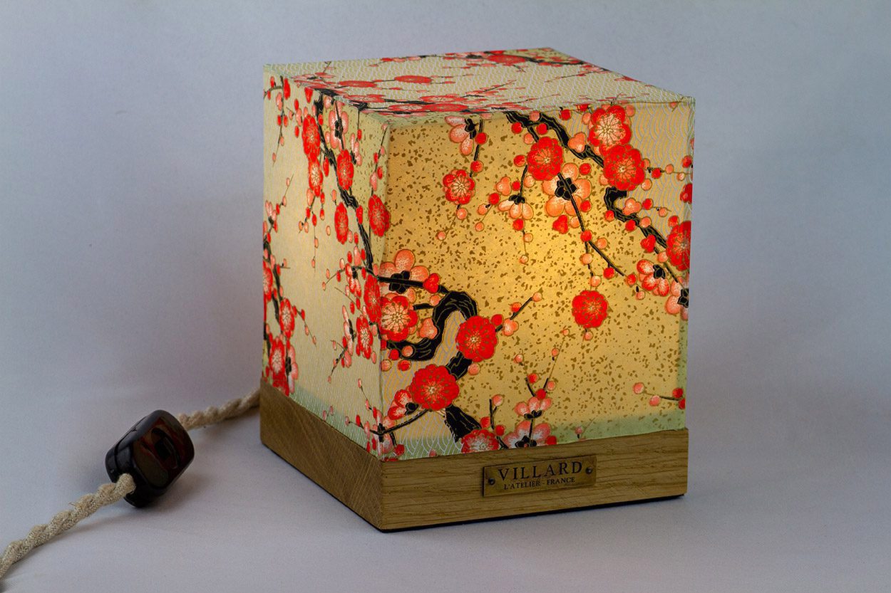 Le cube Villard, lampe en bois local et papier japonais, par l'Atelier Villard, ébéniste artisan d'art.