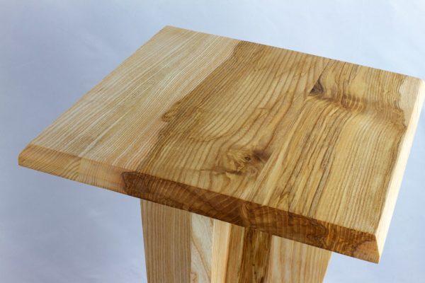 Table de chevet ou bout de canapé en frêne olivier, par l'Atelier Villard.