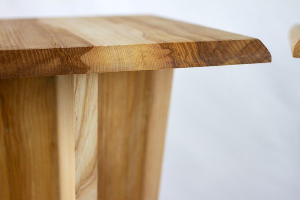 Table de chevet ou bout de canapé en frêne olivier, par l'Atelier Villard.