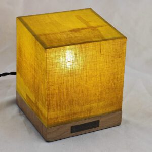 Le cube Villard, tissus de la créatrice japonaise Naomi To pour sa marque textile nani IRO, luminaire électrique à ampoule LED par l'Atelier Villard.