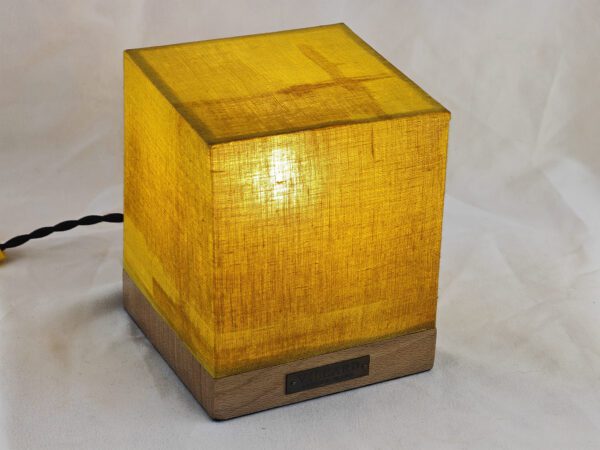 Le cube Villard, tissus de la créatrice japonaise Naomi To pour sa marque textile nani IRO, luminaire électrique à ampoule LED par l'Atelier Villard.