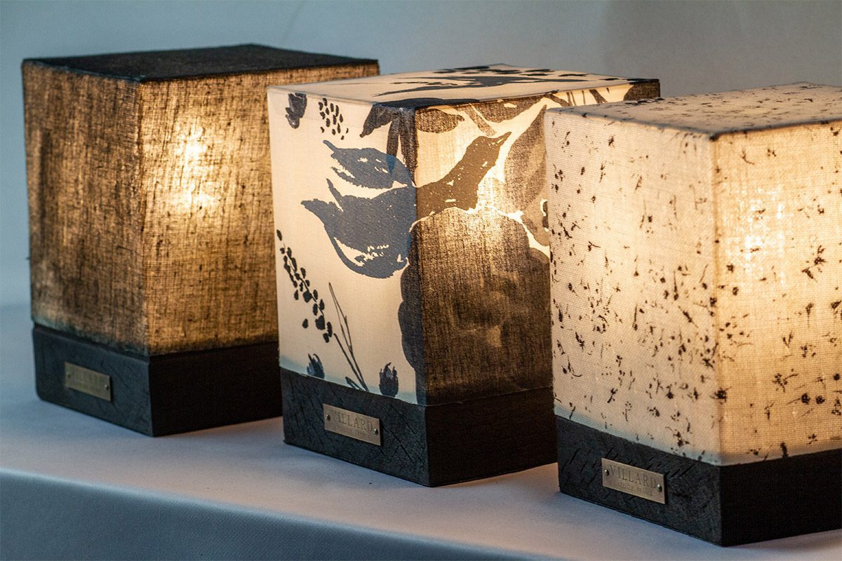 Le cube Villard, lampe en bois brulé et tissus japonais de la créatrice Naomi Ito pour sa marque nani IRO, par l'Atelier Villard, ébéniste artisan d'art.