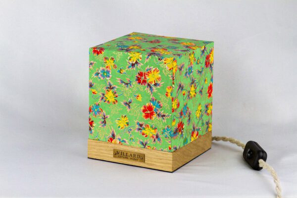 Le cube Villard, lampe en bois local et papier japonais, par l'Atelier Villard, ébéniste artisan d'art.