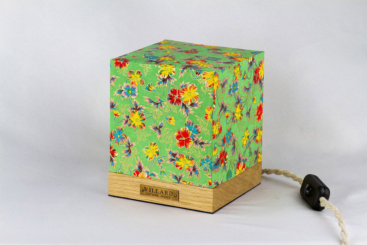 Le cube Villard, lampe en bois local et papier japonais, par l'Atelier Villard, ébéniste artisan d'art.