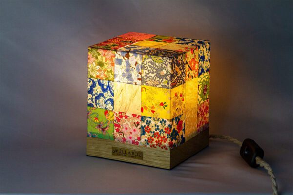Le cube Villard, lampe en bois local et patchword de papiers japonais, par l'Atelier Villard, ébéniste artisan d'art.