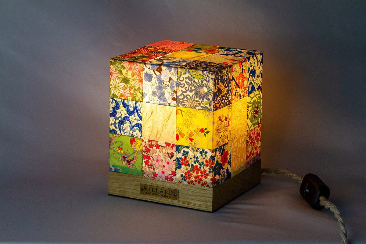 Le cube Villard, lampe en bois local et patchword de papiers japonais, par l'Atelier Villard, ébéniste artisan d'art.