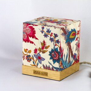 Le cube Villard, lampe en bois local et tissus de la maison Casal, par l'Atelier Villard, ébéniste artisan d'art.
