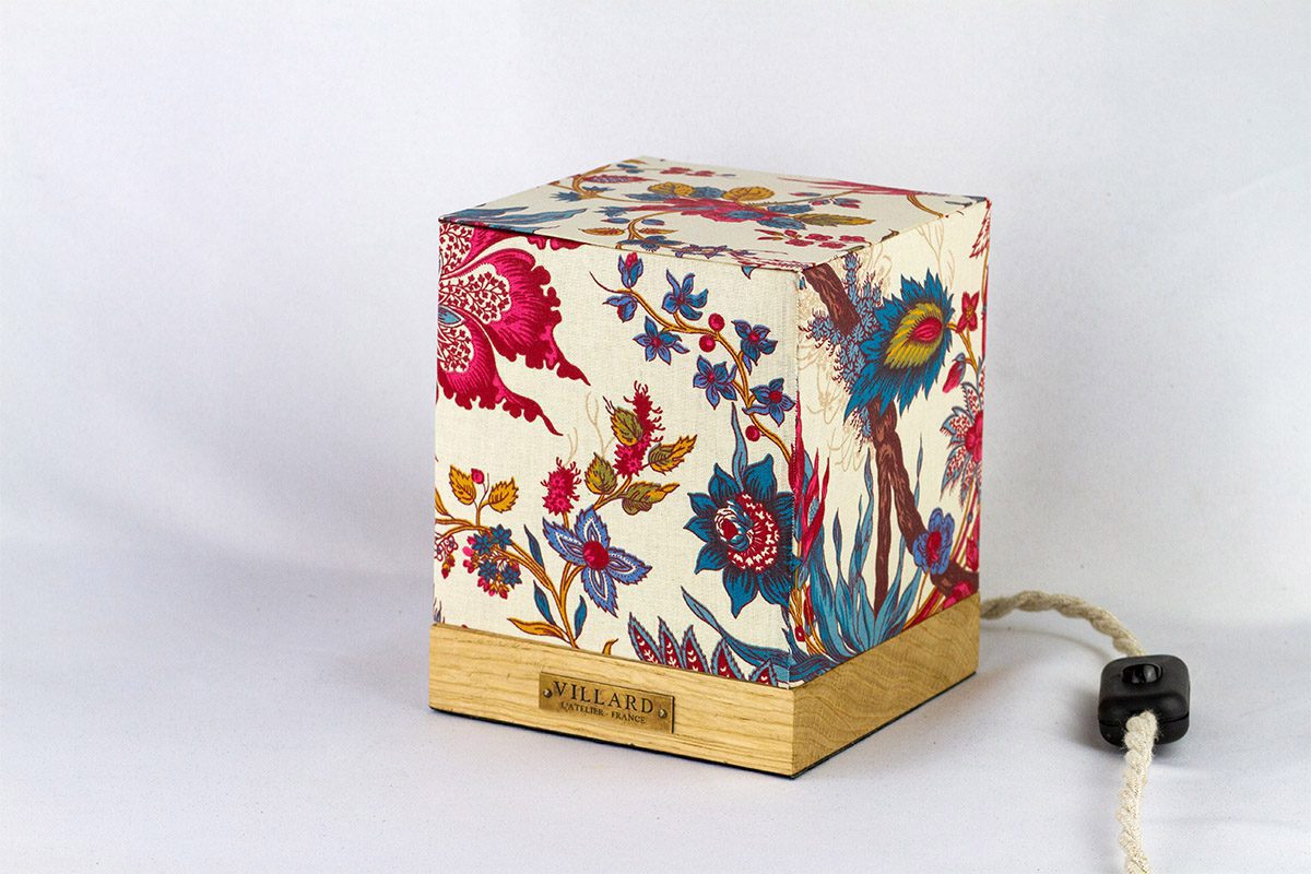 Le cube Villard, lampe en bois local et tissus de la maison Casal, par l'Atelier Villard, ébéniste artisan d'art.
