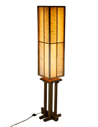 Lampe en noyer et papiers japonais washi, vernis 28 couches type cvoque "Riva", par l'Atelier Villard.
