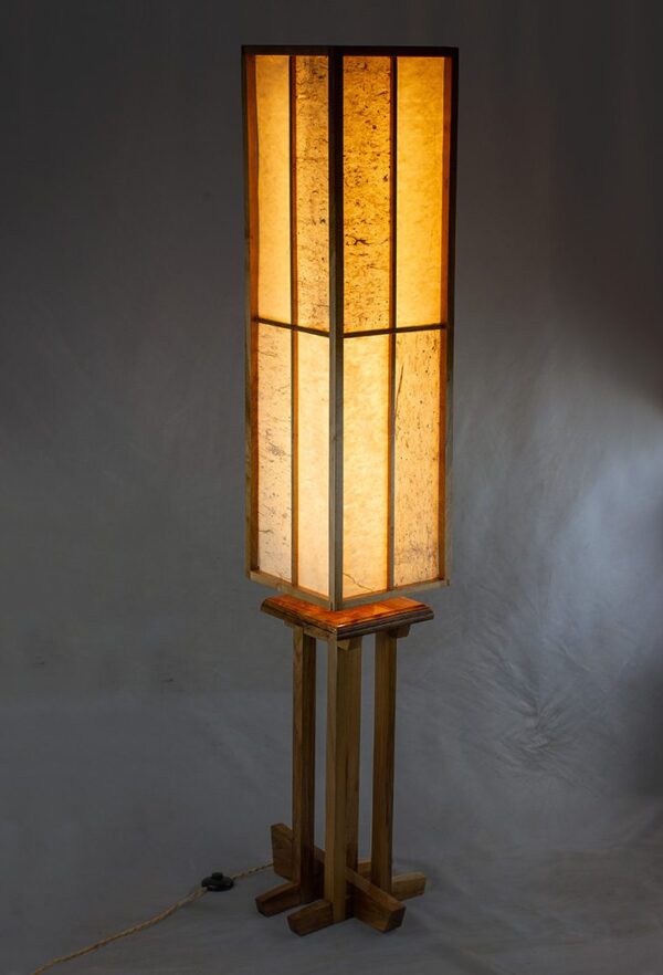 Lampe «Guilty», bois de noyer et papiers washi, par l'Atelier Villard.