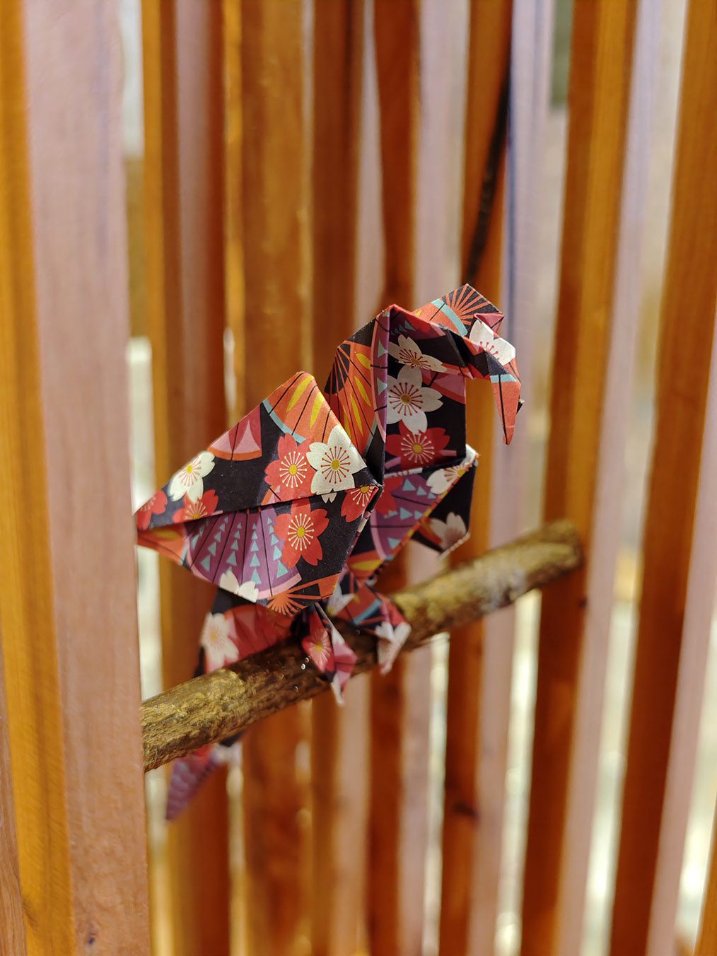 Lampe Bocage artisanale en if avec oiseaux origami et abat-jour tissus ancienn toile de Jouy.