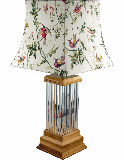 Lampe Bocage artisanale en noyer et plexiglass, oiseaux origami et abat-jour Cole & Son.