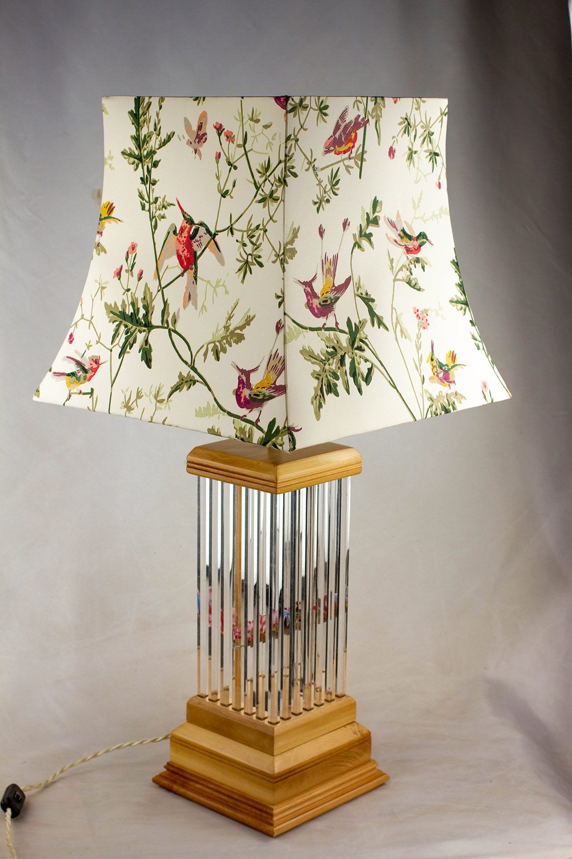 Lampe de la collection bocage en bois de noyer et plexiglass, oiseaux origami et abat-jour avec un tissus anglais Cole & Son, par l'Atelier Villard.