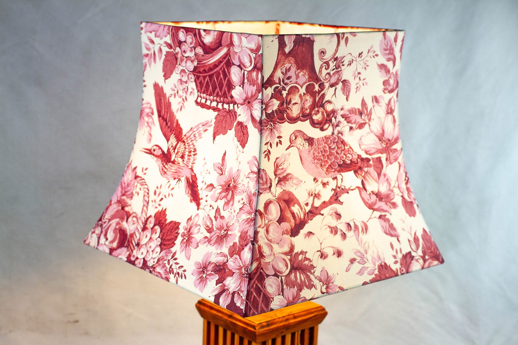Lampe de la collection bocage en bois d'if, oiseaux origami et abat-jour avec un tissus français ancien type toile de Jouy, par l'Atelier Villard.
