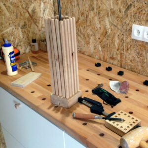 Réalisation de la structure de la lampe bocage avec les outils traditionnels de l'ébénisterie.
